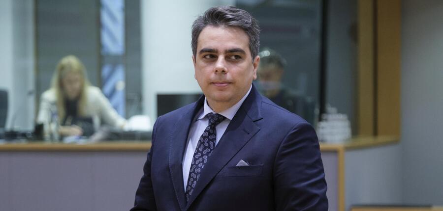 Министър Асен Василев пред „Ди велт“: Въвеждането на еврото ще спести много средства на България